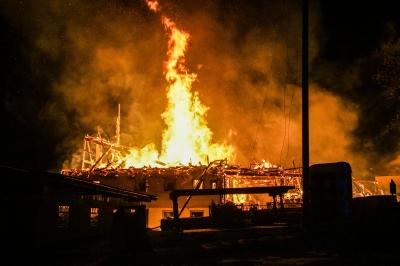 Fluorn-Winzeln: Gebaeude vollbrand sorgt fuer Grosseinsatz der Feuerwehr 